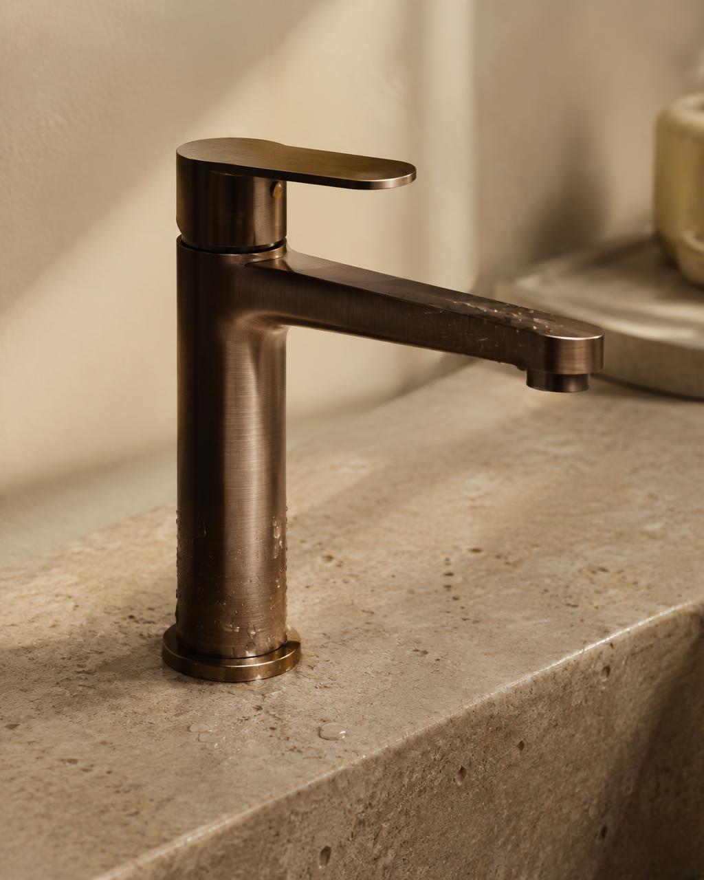 Detalj av armatur på steinbenk