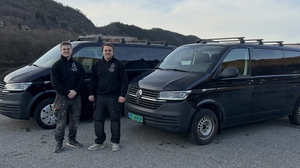 Sondre Helland og Sander Waage foran Lux VVS sine servicebiler